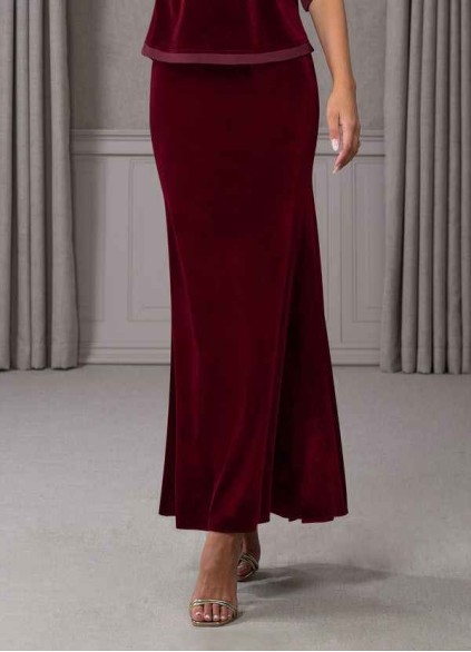 Loyth Zana Velvet Skirt
( Final Sale ) Loyth Zana Velvet Skirt
( Final Sale )