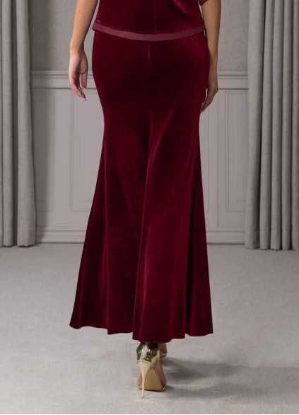 Loyth Zana Velvet Skirt
( Final Sale ) Loyth Zana Velvet Skirt
( Final Sale )